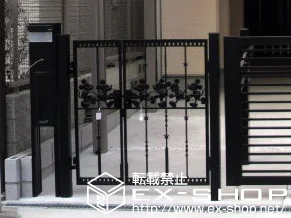 LIXIL リクシル(新日軽)の門扉 ディズニー門扉 ミッキーC型 親子開き 角門柱式 施工例