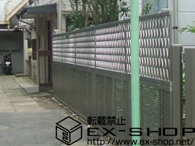 LIXIL リクシル(TOEX)のフェンス 【正面】シャレオフェンス アルミ多段柱施工 施工例