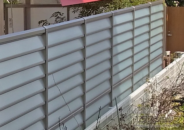 LIXIL リクシル(TOEX)のフェンス・柵 サニーブリーズフェンスS型 間仕切りタイプ 施工例