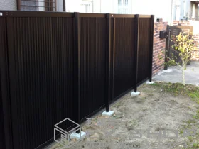 LIXIL リクシル(TOEX)のフェンス・柵 ハイスクリーンフェンスC型 フリーポールタイプ 施工例