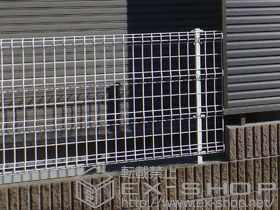 LIXIL リクシル(TOEX)のフェンス・柵 グリッドフェンスR型 施工例