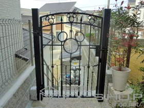 LIXIL リクシル(新日軽)の門扉 ディズニー門扉ミッキーA型 片開き 角門柱式 施工例