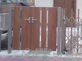LIXIL リクシル(TOEX)の門扉 ライフモダンII SA型 複合色 両開き親子　門柱使用 施工例
