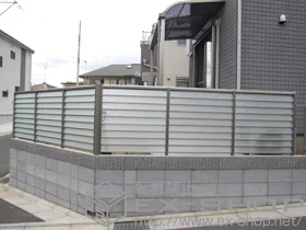 LIXIL リクシル(TOEX)のフェンス・柵 サニーブリーズフェンスS型 間仕切りタイプ 施工例