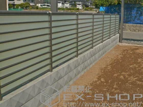 LIXIL リクシル(TOEX)のフェンス・柵 サニーブリーズフェンスS型 <採光タイプ> 間仕切りタイプ 施工例