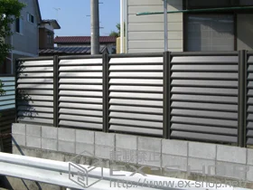 LIXIL リクシル(TOEX)のフェンス・柵 サニーブリーズフェンスA型＜アルミタイプ＞ 間仕切りタイプ 施工例