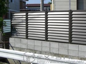 LIXIL リクシル(TOEX)のフェンス・柵 サニーブリーズフェンス 間仕切りタイプ＜二段施工＞(上：S型 採光/下：A型 アルミ) 施工例