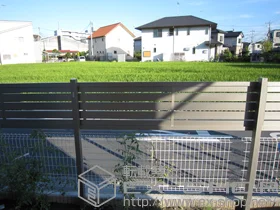 LIXIL リクシル(TOEX)のフェンス・柵 ライフモダンII YS型フェンス 単色 多段柱施工 施工例
