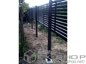 LIXIL リクシル(TOEX)のフェンス・柵 ライフモダンII B3型フェンス 多段柱仕様 施工例