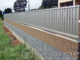 YKKAPのフェンス・柵 エクスラインフェンス22型 自由柱仕様 施工例