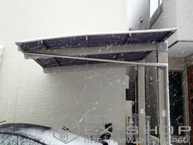 LIXIL リクシル(トステム)のカーポート エックスルーフ 前下がり 積雪〜30cm対応 施工例