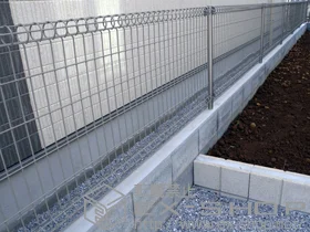 LIXIL リクシル(TOEX)のフェンス・柵 ハイグリッドフェンスN1型 間仕切り柱仕様 施工例