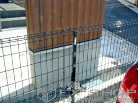 YKKAPのフェンス イーネットフェンス1F型 自由柱タイプ 施工例