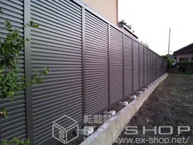 LIXIL リクシル(TOEX)のフェンス・柵 ハイスクリーンフェンスA型 フリーポールタイプ 施工例