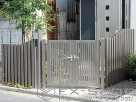 LIXIL リクシル(TOEX)の門扉 シャレオR4型 両開き+デザイナーズパーツ 枕木材 施工例