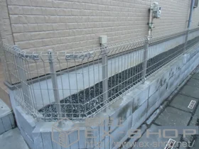LIXIL リクシル(新日軽)のフェンス・柵 メッシュマイアミフェンス スチール製 8A型 自在柱式 施工例