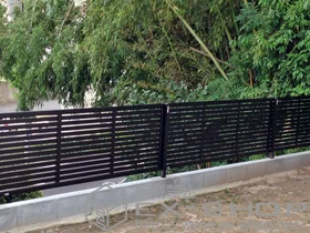 YKKAPのフェンス・柵 エクスラインフェンス5型 自由柱タイプ 施工例