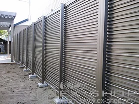 LIXIL リクシル(TOEX)のフェンス・柵 ハイスクリーンフェンスA型 フリーポールタイプ 施工例