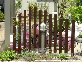 タカショーのフェンス・柵 エバーアートウッド スリットフェンス用格子材70角 施工例