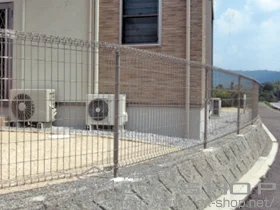LIXIL リクシル(TOEX)のフェンス・柵 ハイグリッドフェンス11型 フリーポールタイプ 施工例