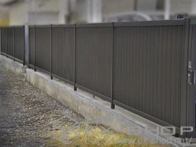LIXIL リクシル(TOEX)のフェンス ハイスクリーンフェンスC型 間仕切り柱タイプ 施工例