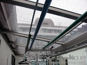 LIXIL リクシル(トステム)のバルコニー屋根 ライザーテラスII F型 屋根タイプ 連棟 積雪〜20cm対応＋吊り下げ物干し 標準 3本入 施工例