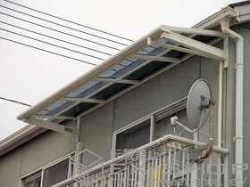LIXIL リクシル(トステム)のバルコニー屋根 ライザーテラスII F型 ルーフタイプ 単体 積雪〜20cm対応＋壁付け物干し 標準タイプ 2本入 施工例