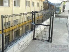 積水樹脂(セキスイ)のフェンス・柵 メッシュフェンスM0 施工例