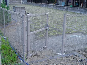 積水樹脂(セキスイ)のフェンス・柵 メッシュフェンスM0 固定柱 施工例