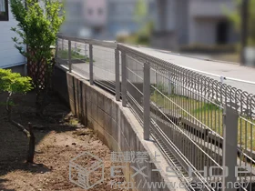 積水樹脂(セキスイ)のフェンス・柵 メッシュフェンスG10-R フリー支柱タイプ 施工例