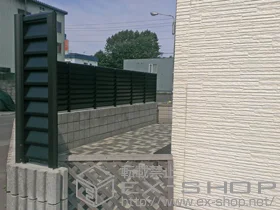 LIXIL リクシル(TOEX)のフェンス・柵 サニーブリーズフェンスA型＜アルミタイプ＞ 間仕切り仕様 施工例