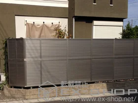 LIXIL リクシル(TOEX)のフェンス・柵 プレスタフェンス5型 フリーポールタイプ＜多段柱仕様＞ 施工例