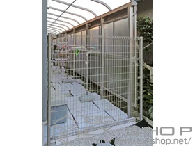 LIXIL リクシル(TOEX)のフェンス・柵 ハイグリッドフェンスN1型 高尺タイプ 間仕切りタイプ 施工例