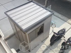 イナバの物置・収納・屋外倉庫 ナイソー 一般型(SMK-36S )＋ガラス窓　壁2枚分＋25cm換気扇用穴あきパネル＋アミ戸（スタンダート・ハイルーフ共通） 施工例