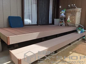 LIXIL リクシル(TOEX)のウッドデッキ 樹ら楽ステージ＋ステップデッキ 1段(床板：2枚) 間口側対応 施工例
