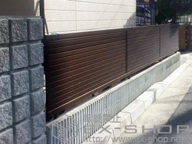 YKKAPのフェンス・柵 レスティナフェンス7型 横目隠し 自由柱タイプ 施工例