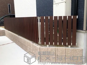 YKKAPのフェンス・柵 ルシアスフェンスH01型 たて板格子 木調カラー フリーポールタイプ 施工例