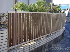 YKKAPのフェンス・柵 ルシアスフェンスF03型 たて半目隠し 木調カラー 自由柱施工 施工例