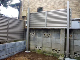 三協アルミのフェンス・柵 カムフィ9型 ルーバータイプ 多段柱施工 施工例
