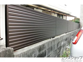 YKKAPのフェンス レスティナフェンス5型 目隠しルーバー 2段支柱 施工例