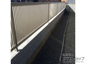 YKKAPのフェンス・柵 エクスラインフェンス2型 間仕切柱施工 施工例