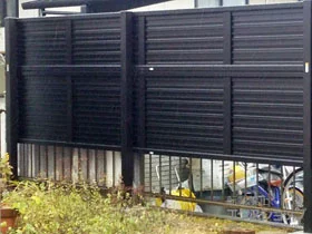 YKKAPのフェンス・柵 レスティナフェンス7型 横目隠し 2段支柱 施工例