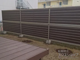 YKKAPのフェンス・柵 ルシアスフェンスF02型 横目隠し 木調カラー 2段支柱 施工例