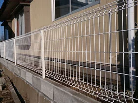 YKKAPのフェンス イーネットフェンス2F型 ＜水平地用＞ 自由柱タイプ 施工例