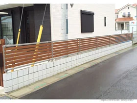 YKKAPのフェンス ルシアスフェンスF04型 横板 木目カラー 自由柱施工 施工例