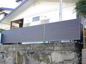 YKKAPのフェンス レスティナフェンス5型 目隠しルーバー 自由柱仕様 施工例