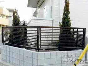 YKKAPのフェンス・柵 エクスラインフェンス12型 横格子 自由柱 施工例