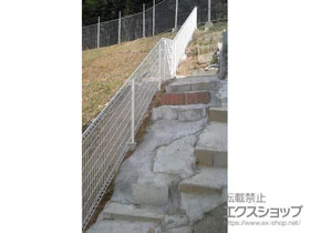 YKKAPのフェンス・柵 イーネットフェンス 2FK型＜傾斜地用＞　自由柱施工 施工例
