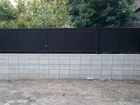 YKKAPのフェンス・柵 レスティナフェンス7型 横目隠し 自由柱施工 施工例