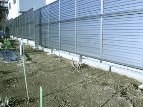 LIXIL リクシル(TOEX)のフェンス・柵 プレスタフェンス 8型 横ルーバー 多段柱施工 施工例